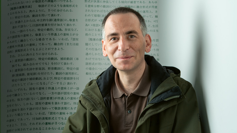 Guido Gefter vor einem Hintergrund mit japanischen Schriftzeichen